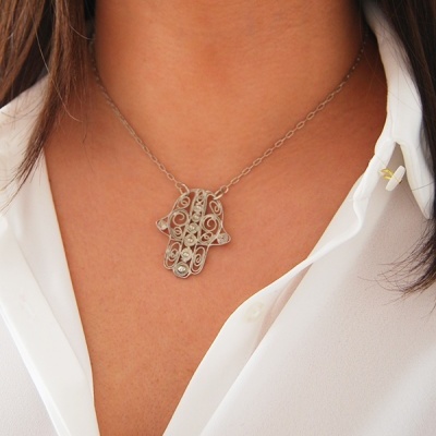 Colar com pendente em forma de mão Hamsá em metal prateado e camisa branca