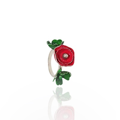 Anel com flor vermelha e folhas verdes sobre fundo branco