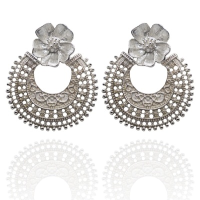 Brincos de metal prateado com design floral e recortes circulares