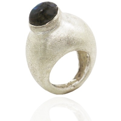 anel prateado com pedra escura e textura fosca