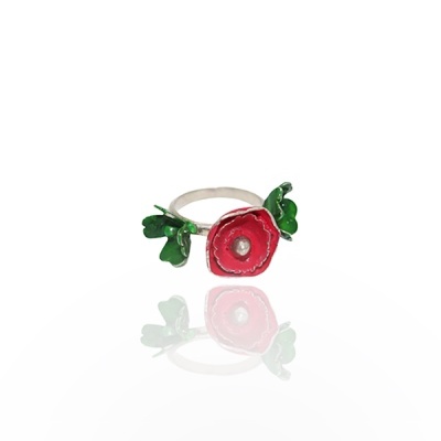 Anel com flor vermelha e folhas verdes esmaltadas