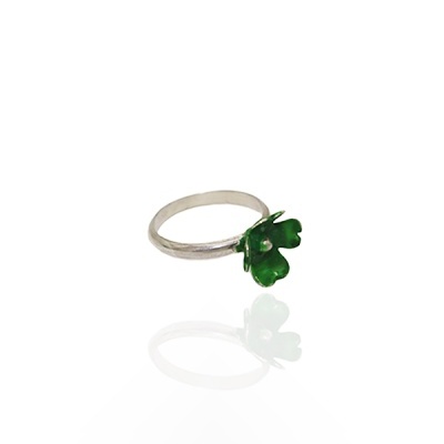 Anel prateado com flor verde em esmalte