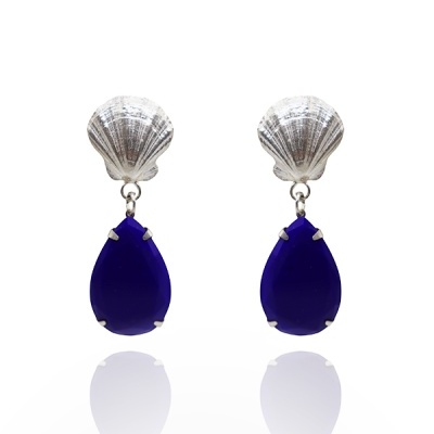 Brincos com base em forma de concha prateada e pendente gota azul