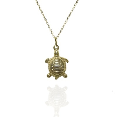 Colar dourado com pendente de tartaruga