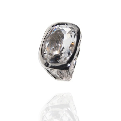 Anel prateado com pedra transparente oval