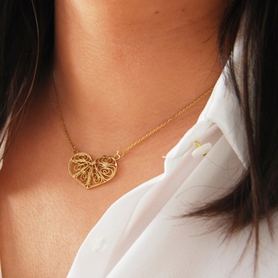 Colar dourado com pendente coração em filigrana