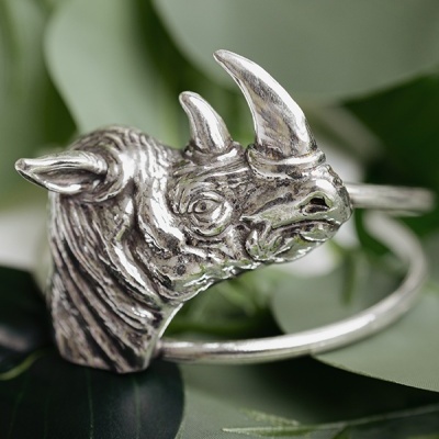 Pulseira prateada com figura de rinoceronte em destaque