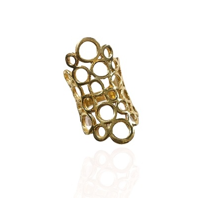Anel dourado com círculos interligados em fundo branco