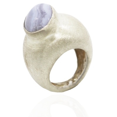 Anel prateado com pedra azul clara oval