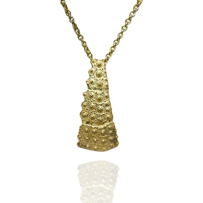 Colar dourado com pendente texturizado e corrente fina