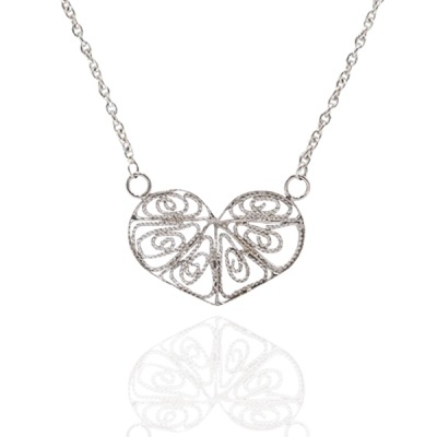 Colar de prata com pendente em forma de coração com padrão espiral