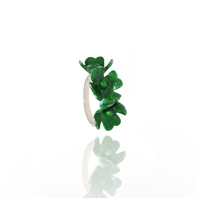 anel com flores verdes e aro prateado sob fundo branco