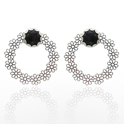 Brincos circulares em metal com pedras pretas e design de flores