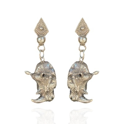 Brincos prateados com pedras e design abstrato