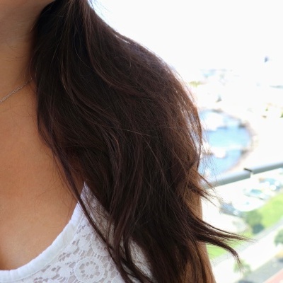 Colar prateado com pendente estrela-do-mar usado no pescoço de mulher
