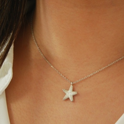 Colar prateado com pendente de estrela do mar em pérolas