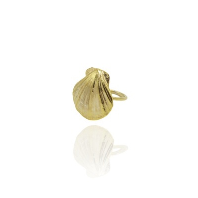 Anel dourado em forma de concha com textura detalhada