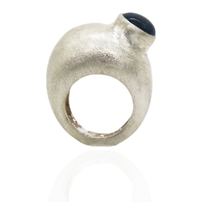 Anel prateado com pedra preta oval no topo