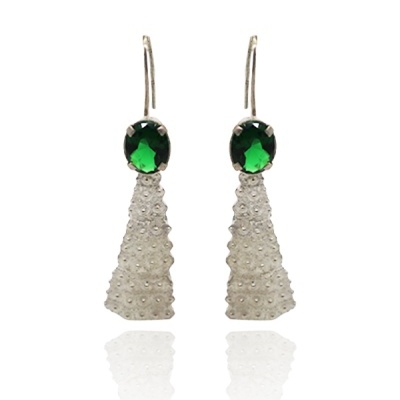 Brincos pendentes prateados com pedra verde escura