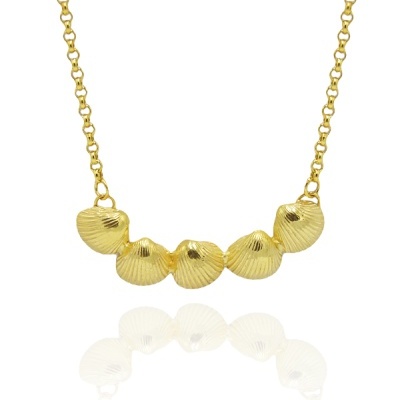 Colar dourado com pendentes em forma de conchas