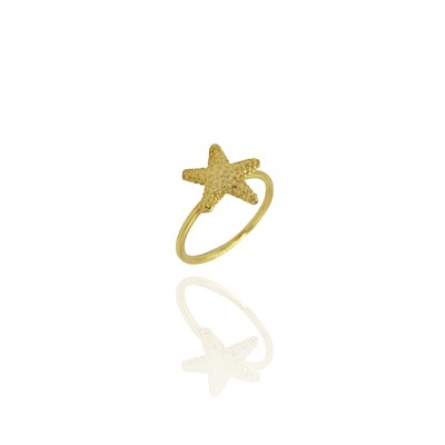 Anel dourado com estrela do mar texturizada em fundo branco