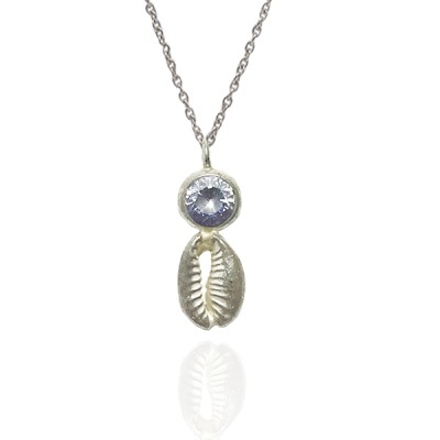 Colar com pendente de pedra azul e concha prateada em fundo branco