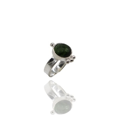 Anel de prata com pedra verde redonda e decoração de três esferas