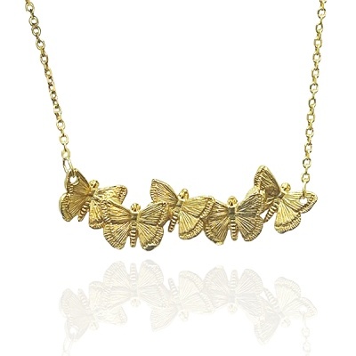 Colar dourado com pendentes de borboletas em metal