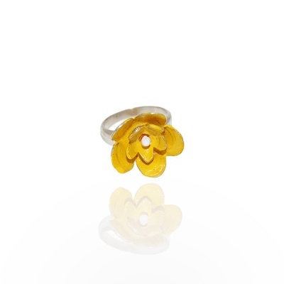 Anel com flor amarela em fundo branco