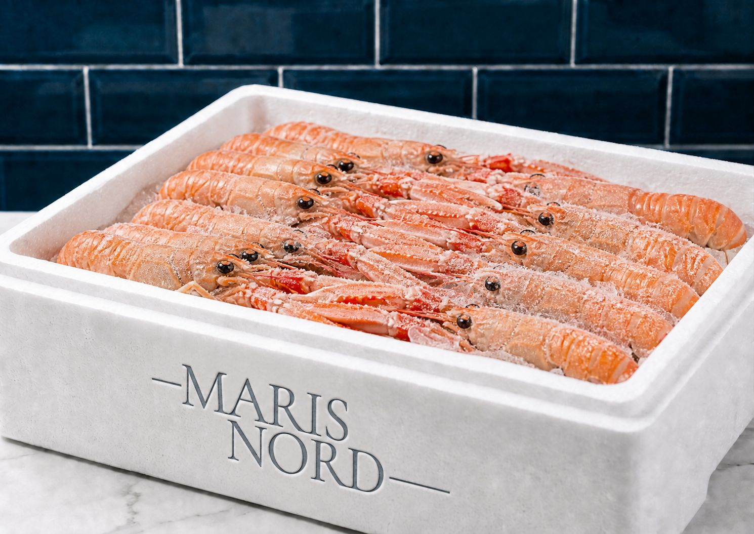 Lagostim / Cigala (sashimi grade) Caixa de isopor branca com crustáceos congelados e texto MARIS NORD