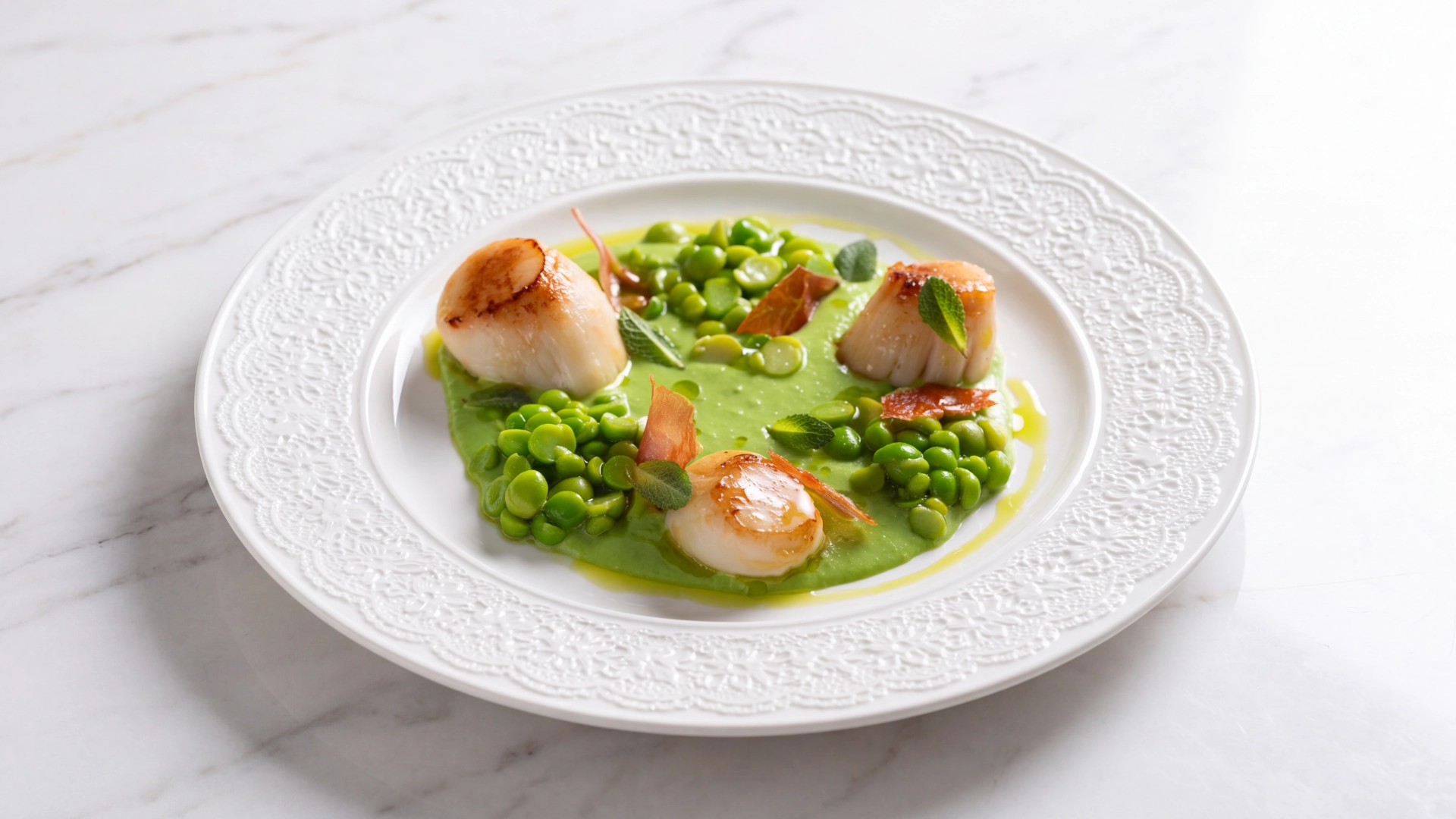 VIEIRA SELADA COM PURÉ DE ERVILHA Prato branco decorativo com vieiras salteadas e puré verde com ervilhas e folhas frescas.