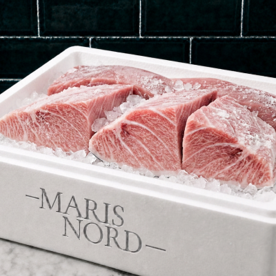 Pedaços de peixe fresco sobre gelo numa caixa branca com texto MARIS NORD