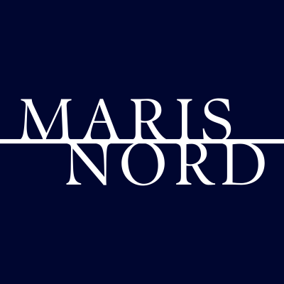 Texto branco MARIS NORD em fundo azul escuro