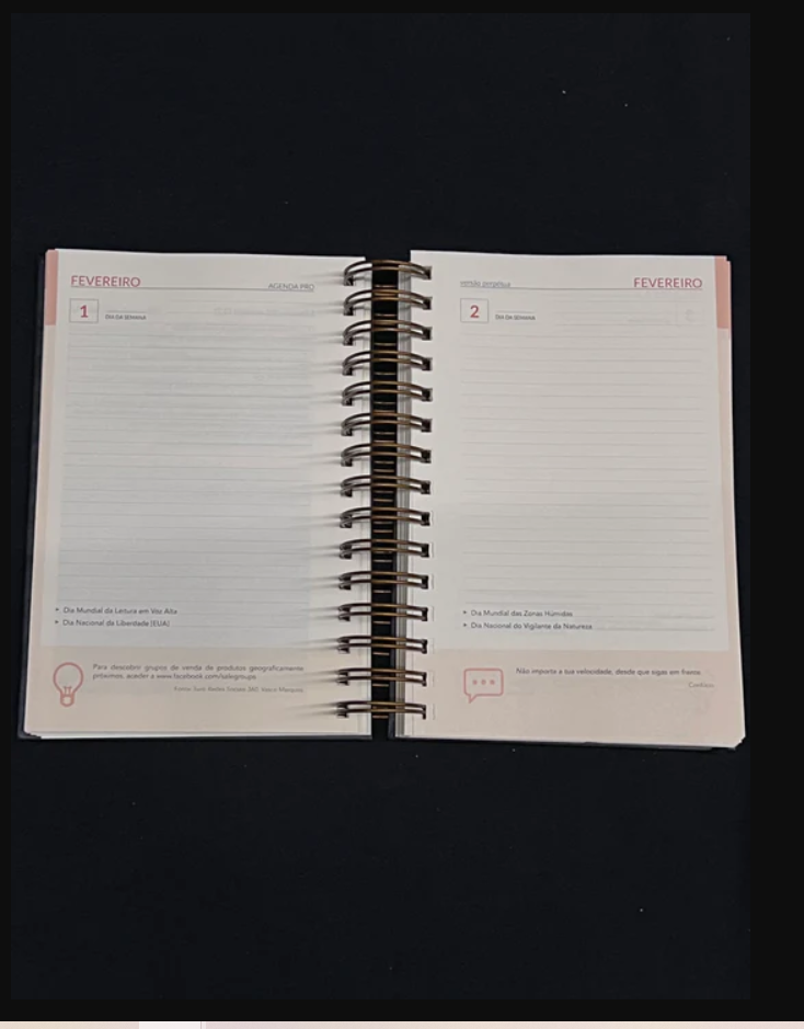 Agenda Pro Argolas Agenda aberta nas páginas de fevereiro com capa rosa e linhas para anotações