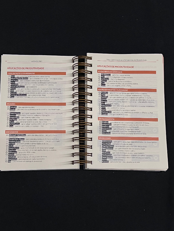Agenda Pro Argolas Agenda aberta em espiral com listas de tarefas em português
