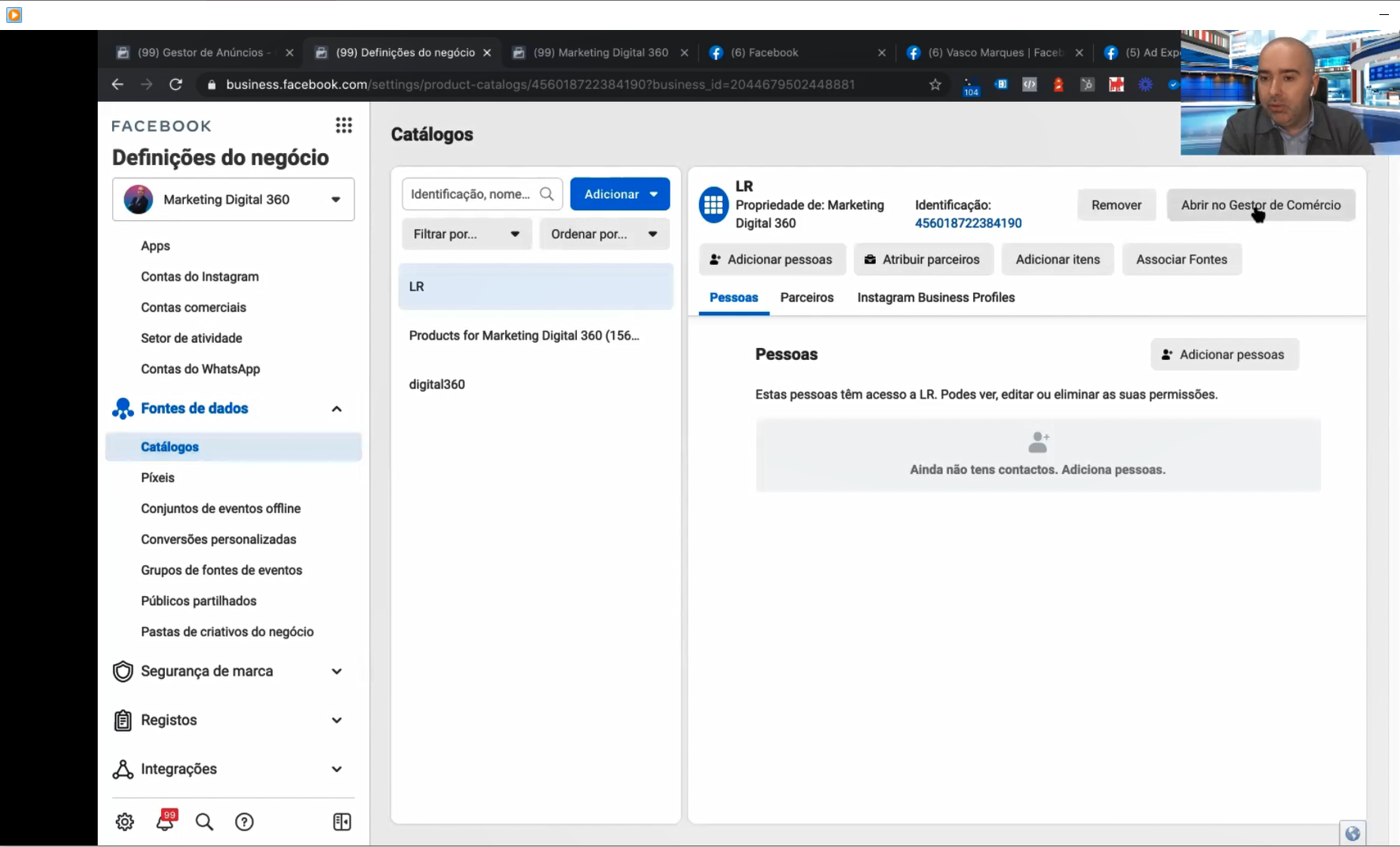 Master Redes Sociais 360 Interface do Facebook de definições de negócio e catálogos com opções de gestão e utilizador