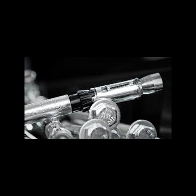 Peças metálicas cilíndricas e engrenagens sobre fundo desfocado