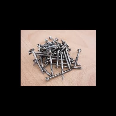 Parafusos metálicos prateados sobre superfície de madeira clara