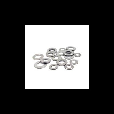 Arruelas metálicas de vários tamanhos sobre fundo branco