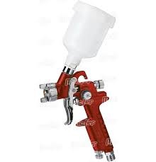 Pistola de pintura vermelha com copo branco translúcido e detalhes metálicos