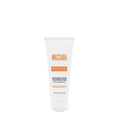 Tubo branco de creme protetor solar facial Massada SPF 50 com textos em laranja e preto