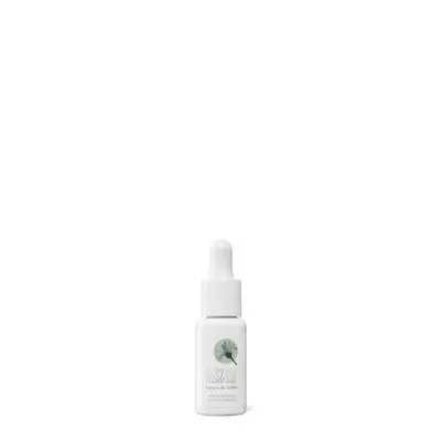 Frasco branco com conta-gotas de produto de beleza com rótulo verde