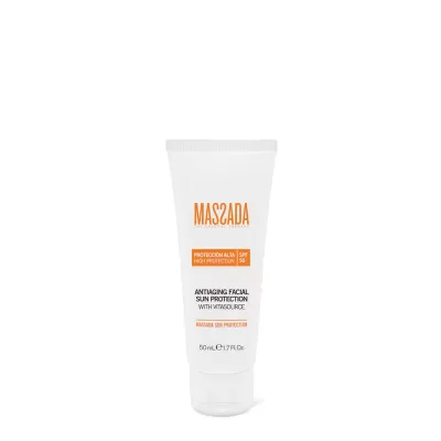 Tubo branco de creme protetor solar facial Massada SPF 50 com textos em laranja e preto