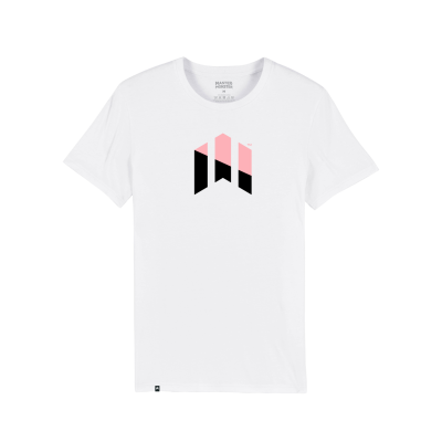 T-shirt branca com estampa geométrica preta e rosa no centro.