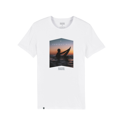 Camiseta branca com estampa de pessoa a remar ao pôr-do-sol e texto