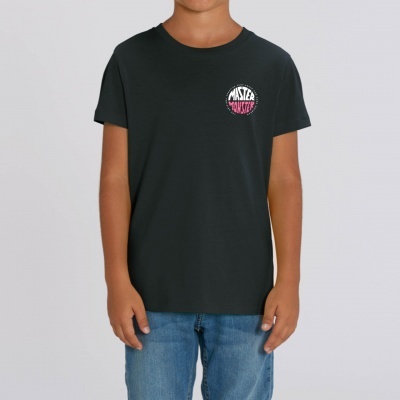 Criança vestindo t-shirt preta com estampa rosa e branca 