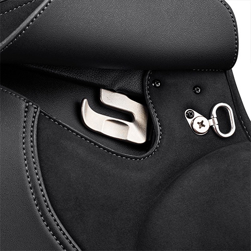 Selim de equitação preto em couro e camurça com detalhes metálicos prateados