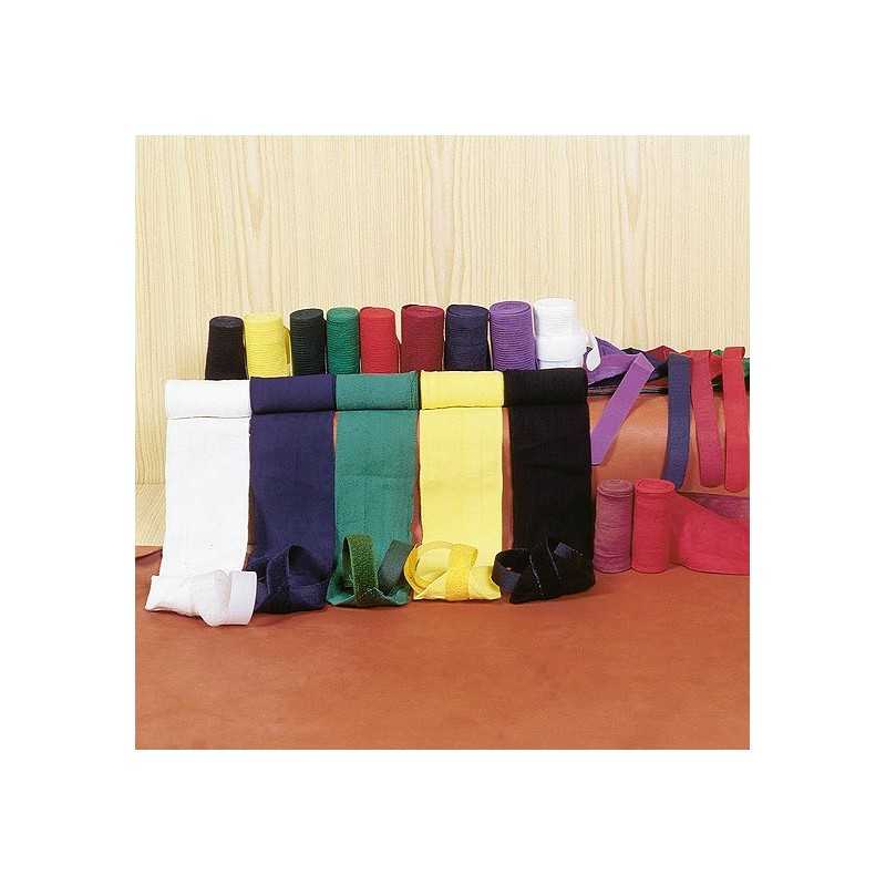 Rolos de faixas coloridas sobre superfície castanha e fundo de madeira clara