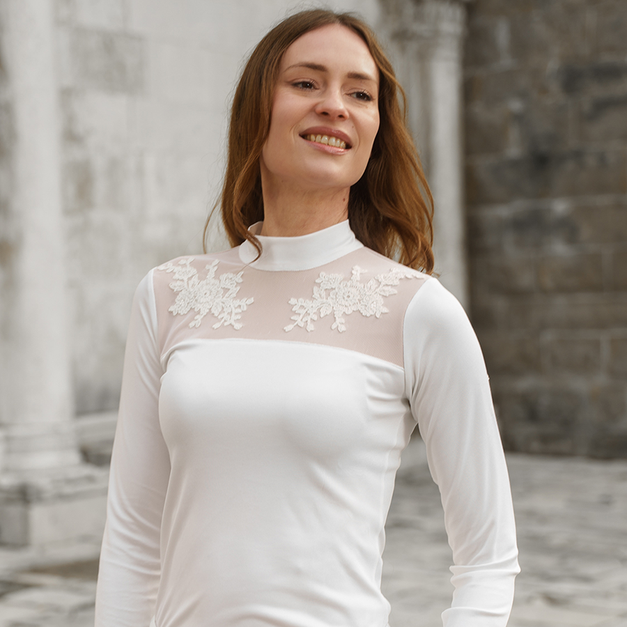 Camisola branca com detalhes em tecido transparente bordado