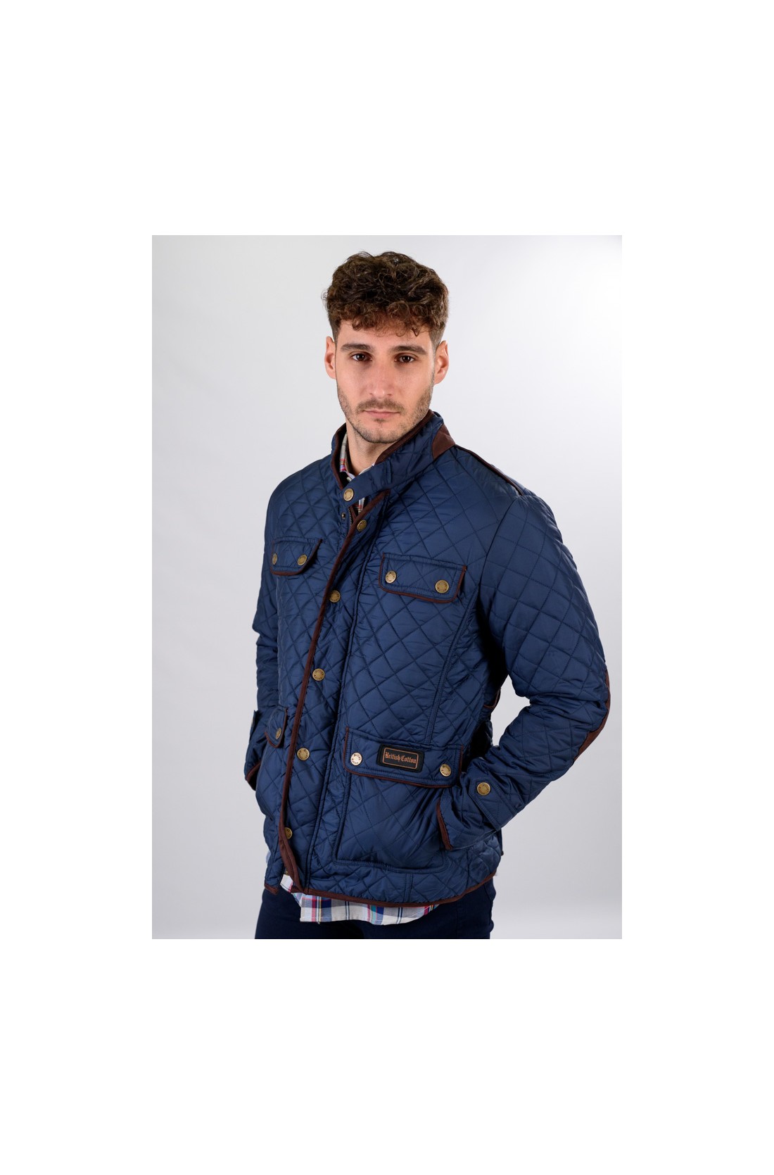Casaco masculino azul escuro acolchoado com botões dourados e bolsos